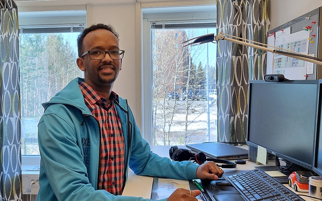Yonas Yeabio på sitt kontor