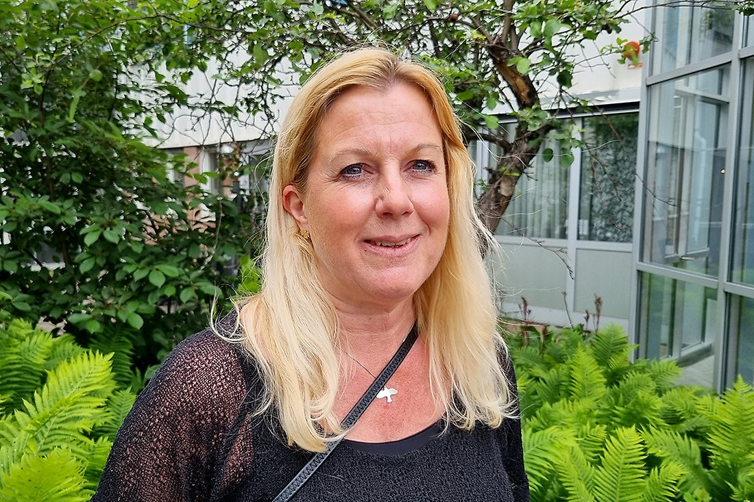 Kvinna med långt ljust hår.