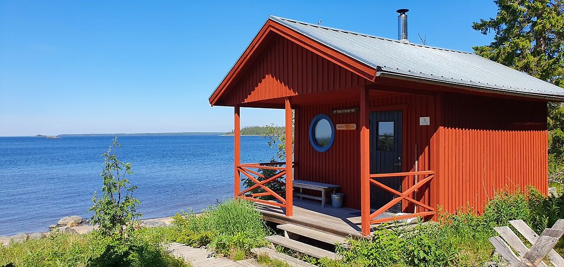 Den här fina bastun ligger i vackra omgivningar på ön Kluntarna. 
