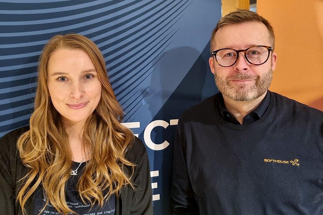 Ung kvinna till vänster, man med glasögon till höger