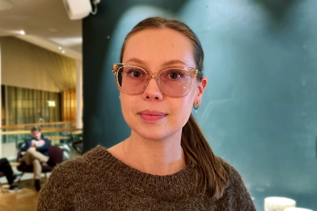 Ung kvinna med glasögon