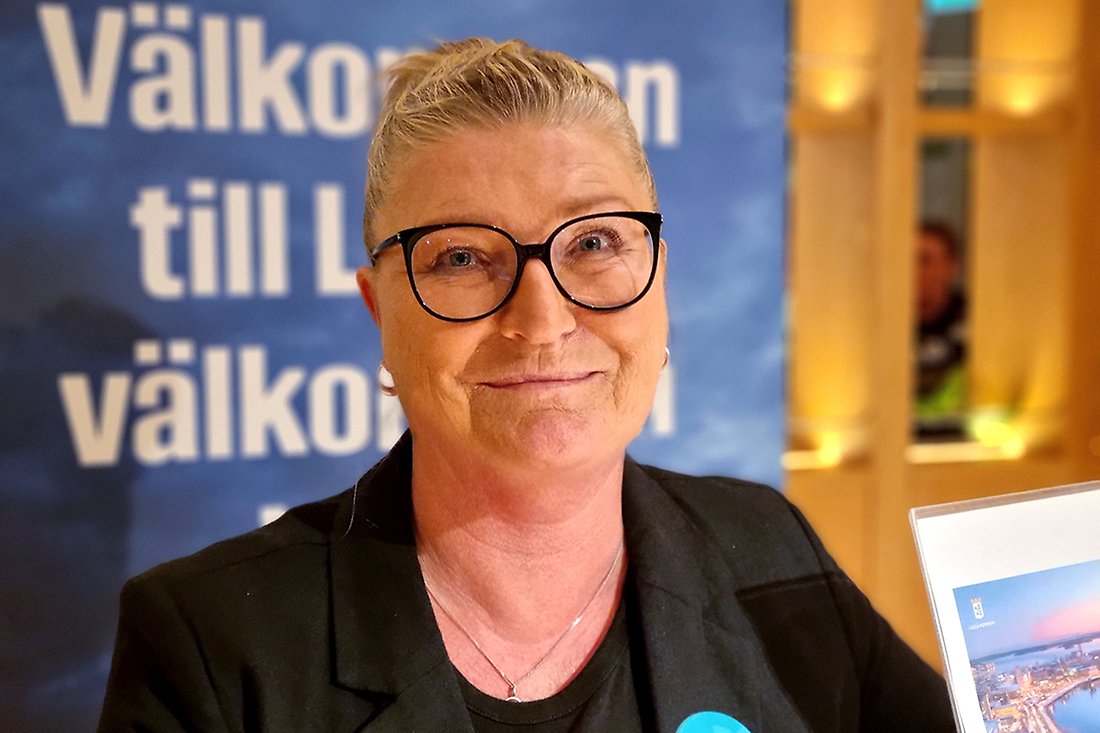 Blond kvinna med glasögon
