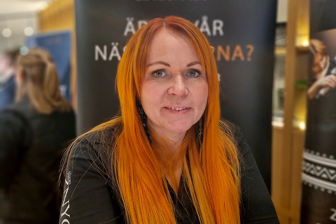 Kvinna med långt rött hår.