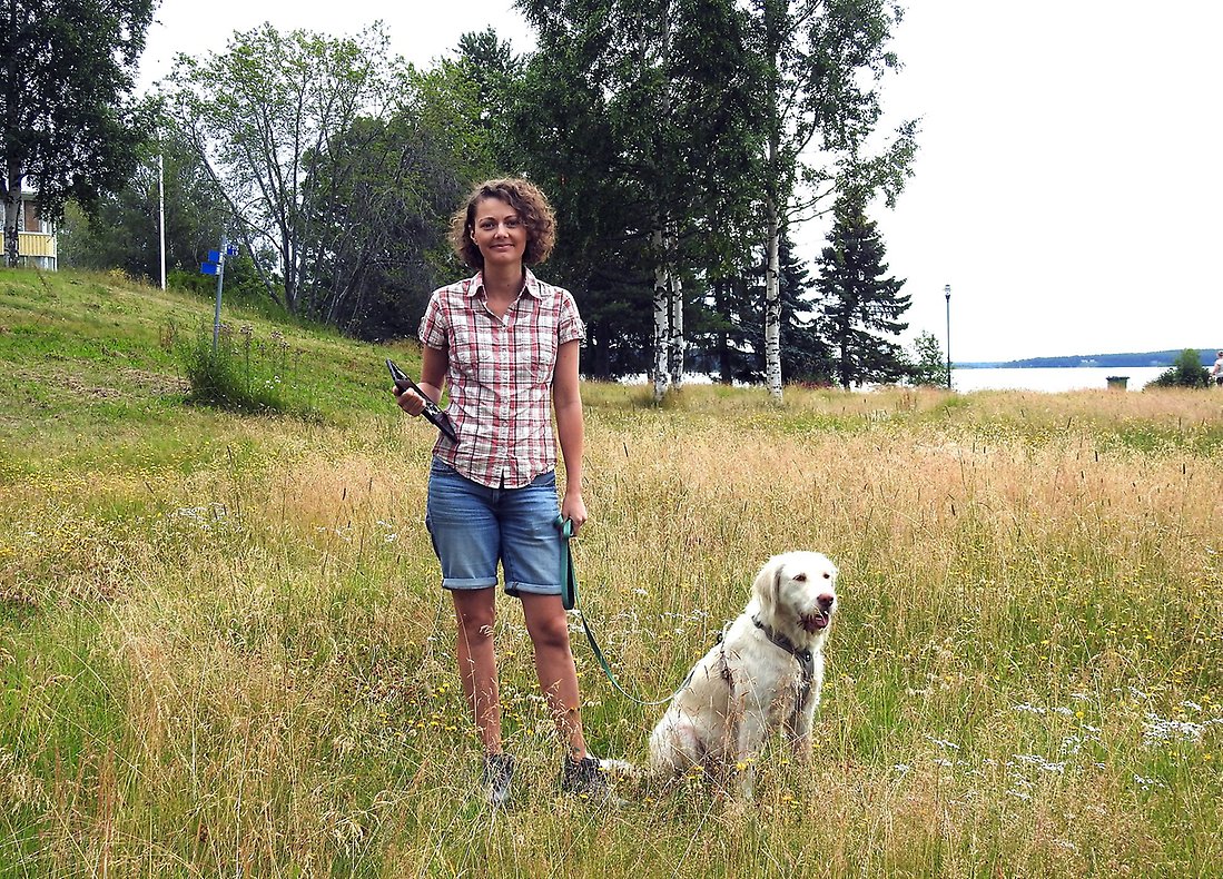 Sofia Hagsand står med sin hund på en uppvuxen gräsmatta inför inventeringen. 