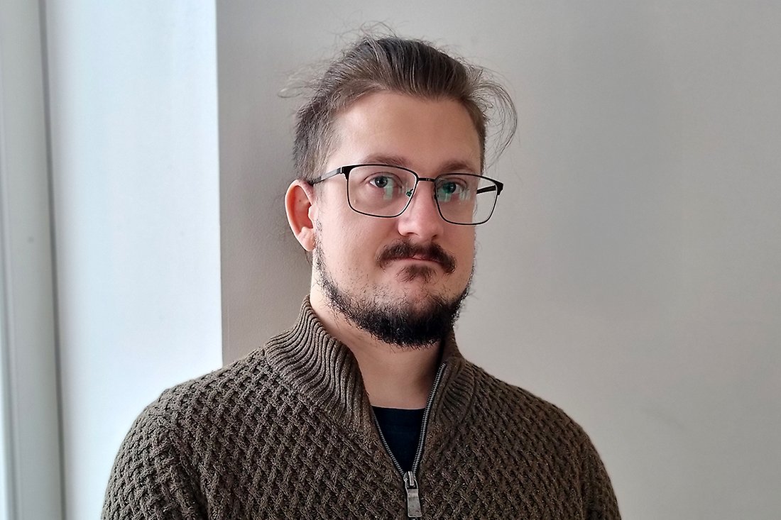 Ung man med glasögon