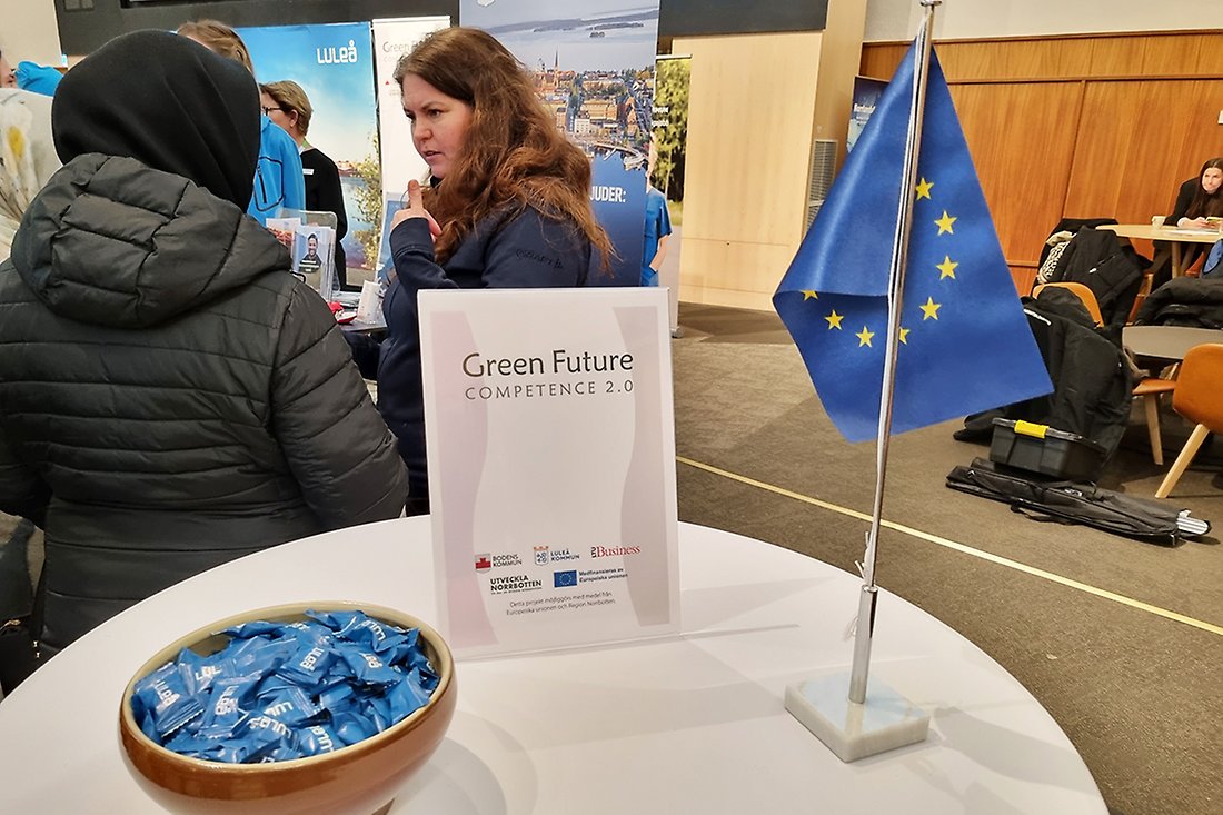 EU-flagga, godisskål, bordspratare med texten Green Future Competence 2.0