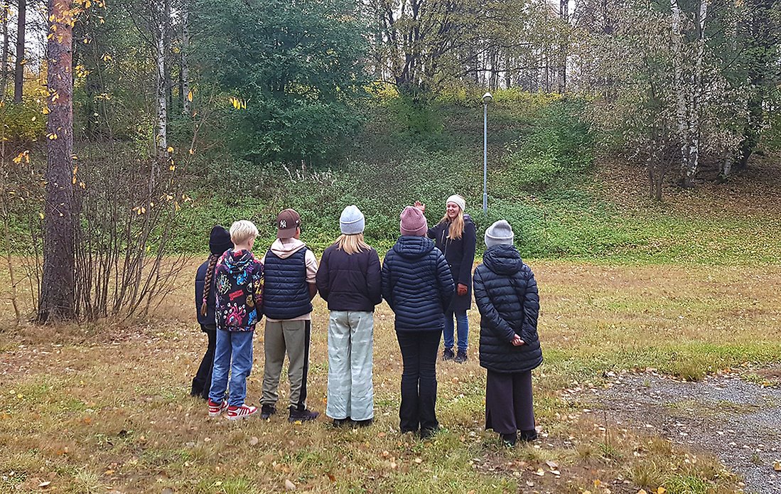 Barnen berättar ute i miljön hur en bra lekplats ska vara