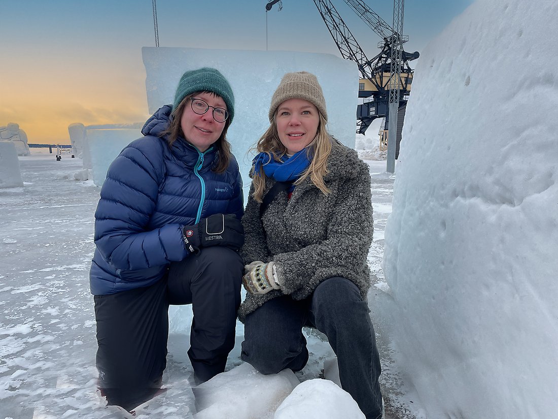 Södra hamnplan under vintern. Jenny Lindberg och Mia Persson tittar på området.