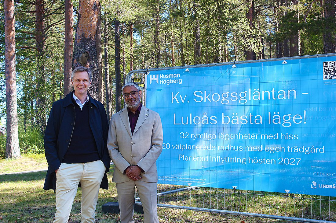 Fredrik Hemborg, VD på Lindbäcks och Fredrik Hansson, 1:e vice ordförande i kommunstyrelsen i Luleå står på platsen där Lindbäcks tillsammans med Cederfors ska bygga kvarteret Skogsgläntan.