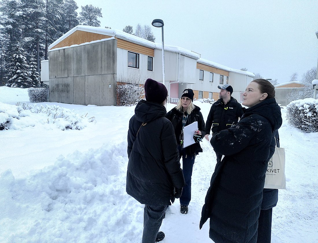 Delar av arbetsgruppen diskuterar hur renoveringen av fasaderna på husen på Lävägen ska gå till.