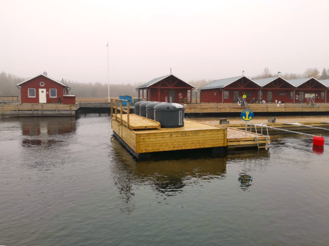Så här ser miljöbryggan ut. I sommar är den placerad på en annan plats, men fortfarande i närheten av gästhamnen.
