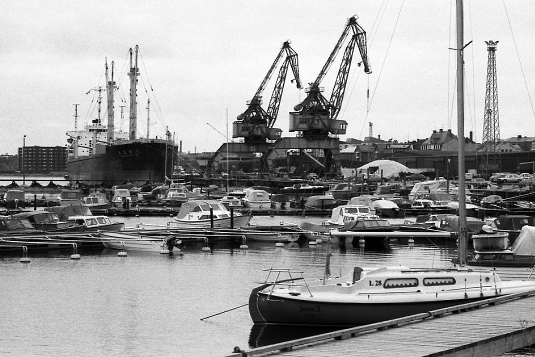Tvillingkranarna med småbåtshamnen i förgrunden, år 1975.