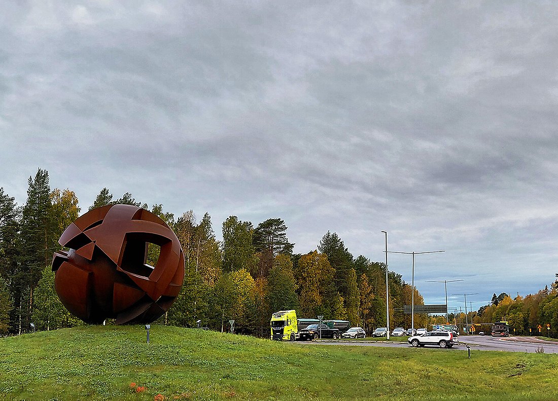 Rondellen vid den så kallade Rostbollen på Bodenvägen är en av korsningarna där det riskerar att skapas bilköer under rusningstrafik framöver.