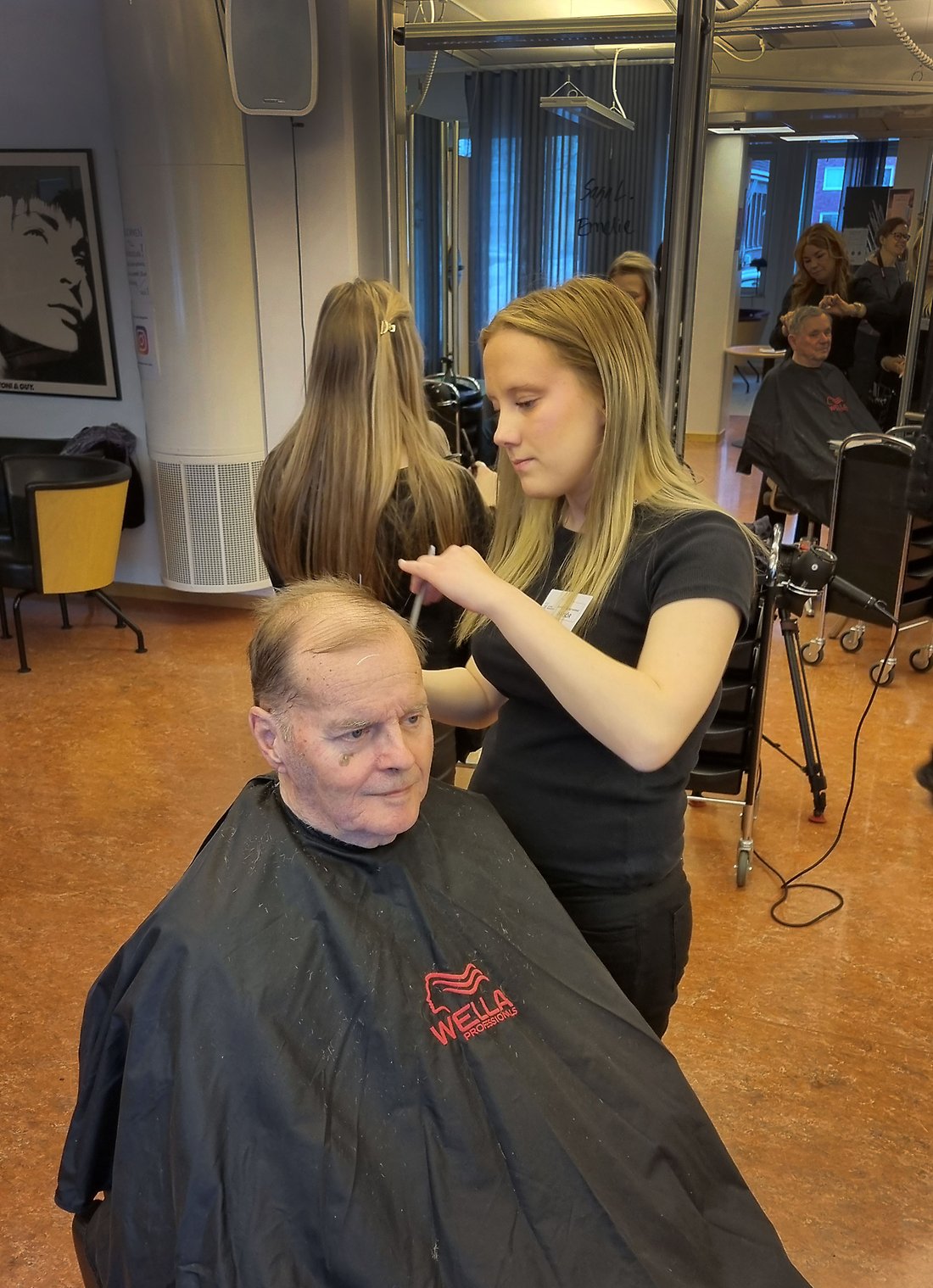 Nathalie Strålberg klipper Peter Lundholm.