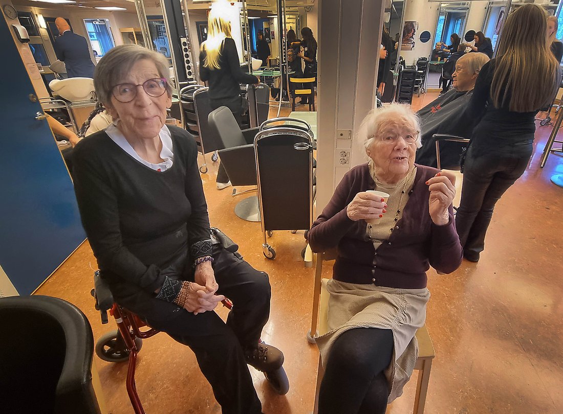 Inga-Lisa Bäcklund och Tora Wikström laddar batterierna efter friseringen.