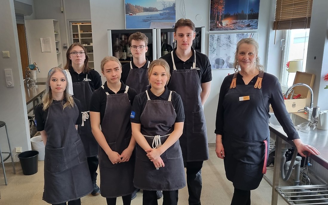 Lärare och elever i årskurs två på restaurang och livsmedelsprogrammet.