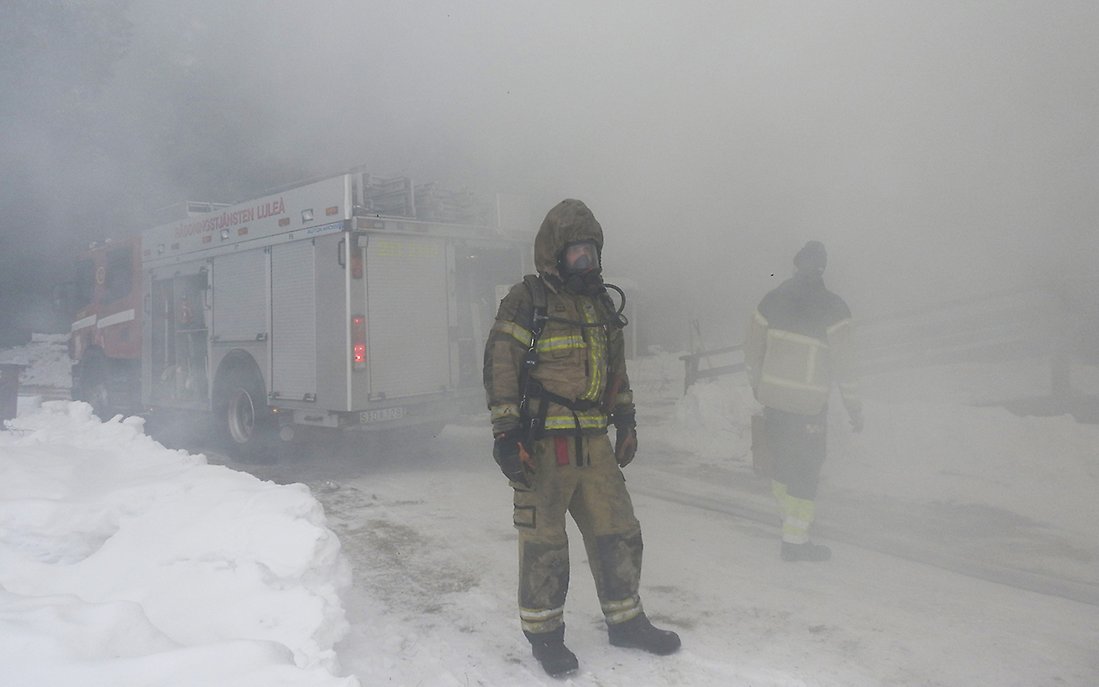 Bild på en brandman i en tjock rök. 