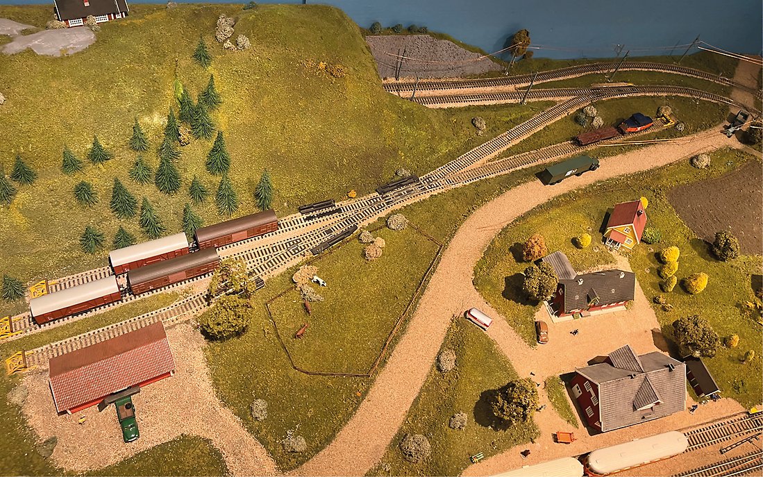 Bild på modelltåg och dess fina landskap. 